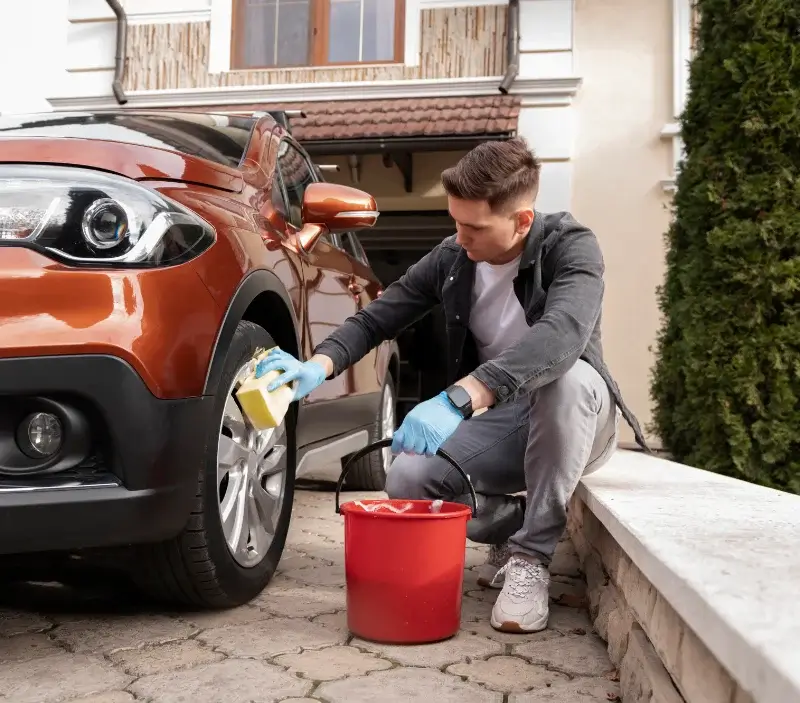 Lavage auto à domicile Mouhers : professionnel intervenant sur un véhicule